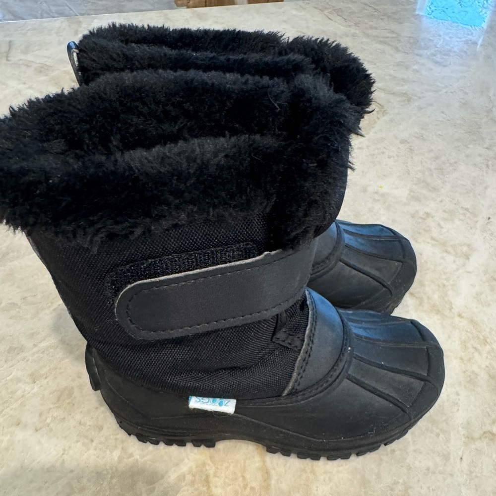 Zoogs Toddler snow boots size 7 black